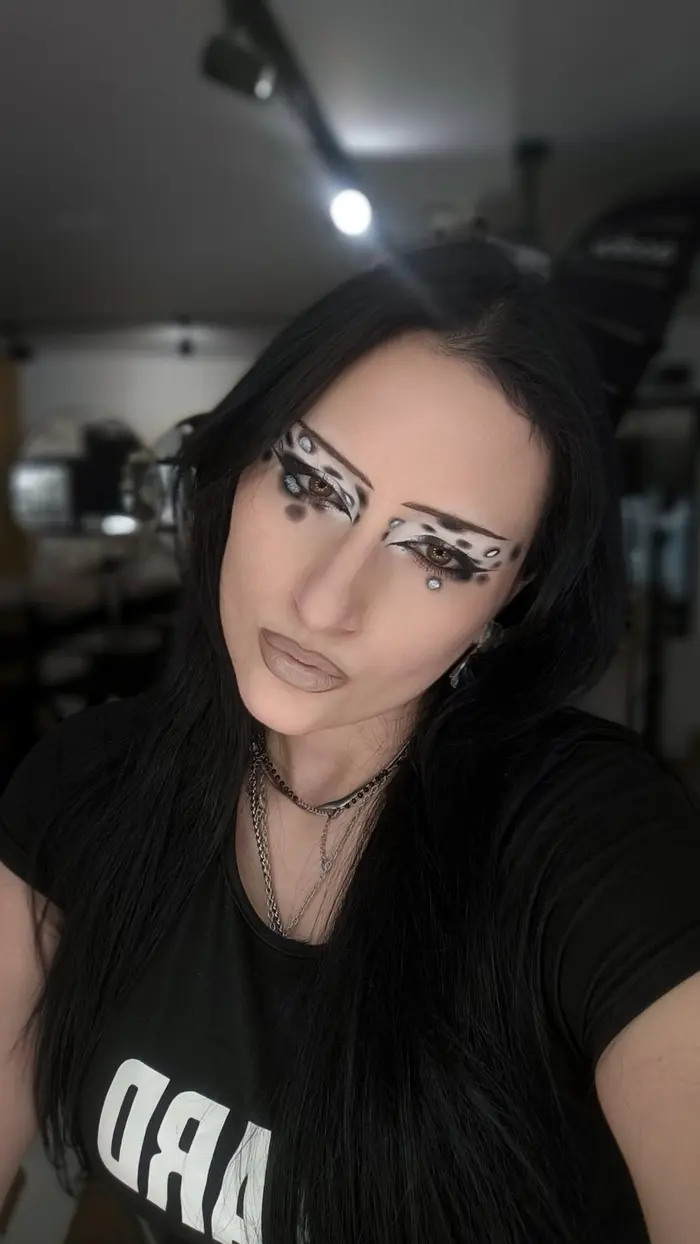Artemis Vardikou ( artemisvardikou )