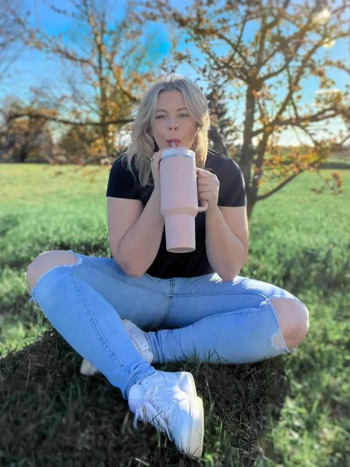 Ashley Robbins ( ashleyrobbins )