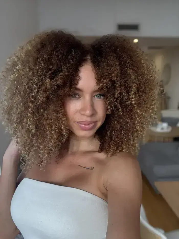 Aline Byron ( curlyflavours )