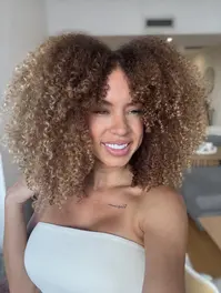Aline Byron ( curlyflavours )