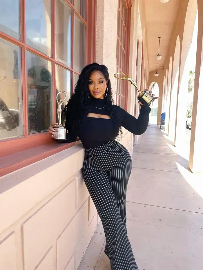 Desirae Bbb ( desiraebenson )