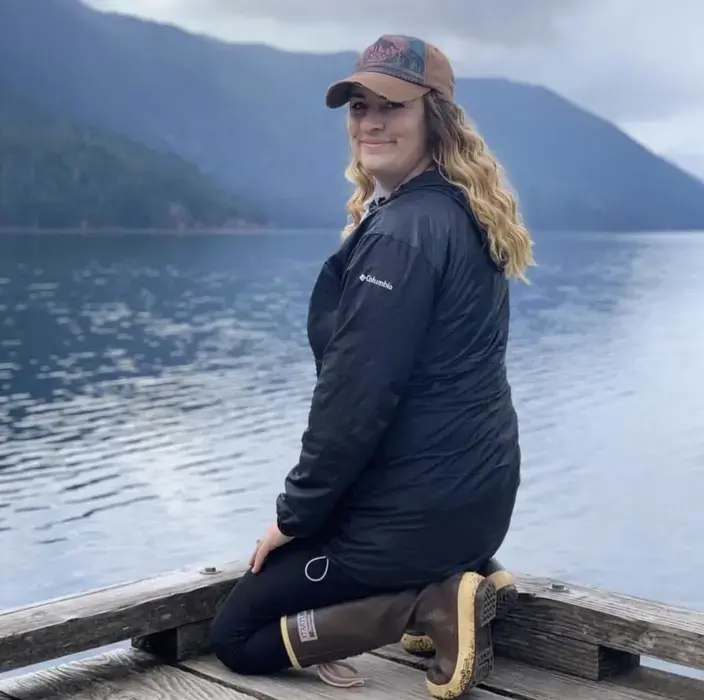 Kenzi Rhodefer ( rainorshintravels )