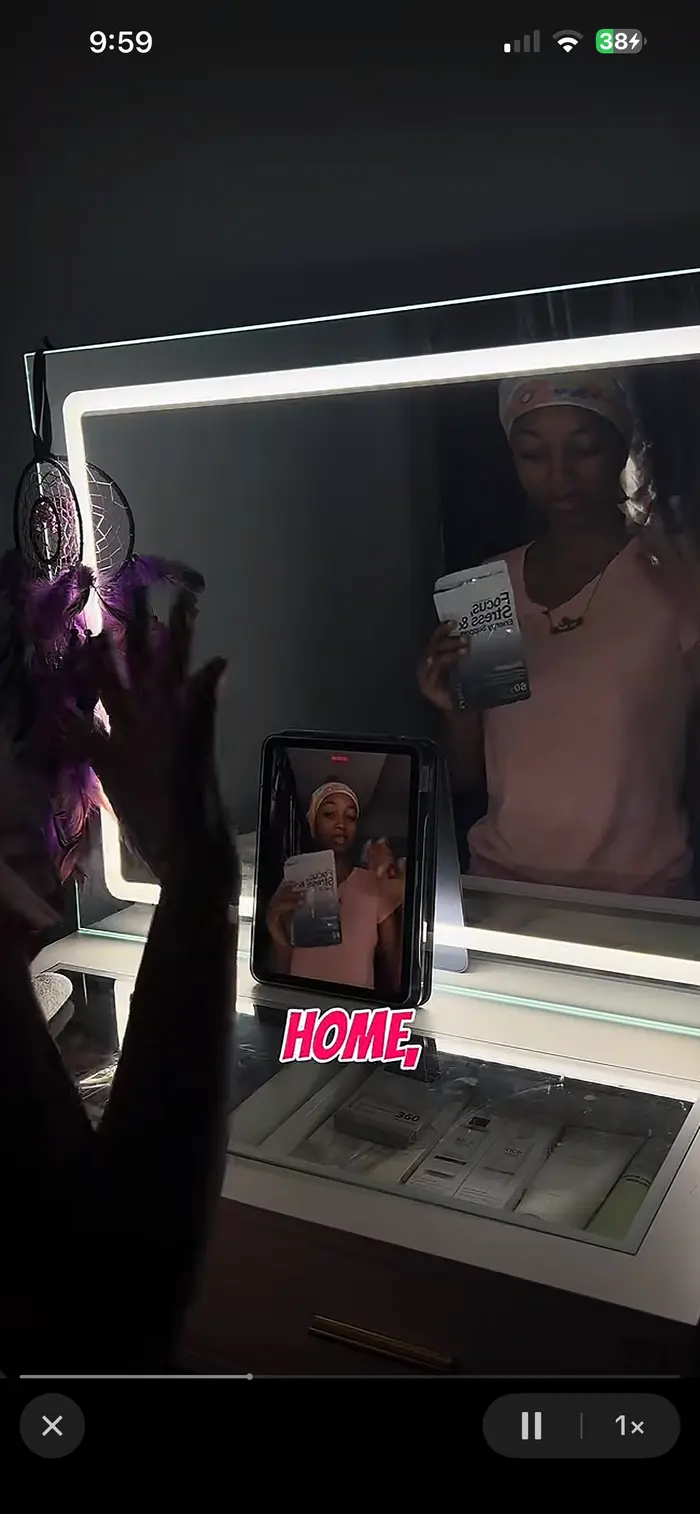 Victoria Riley ( riaastandout )