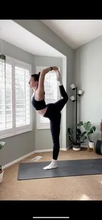 Alexandra Fleischel ( the6footyogi )