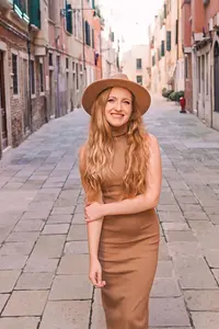 Kerry Ireland ( thepetitewanderer )